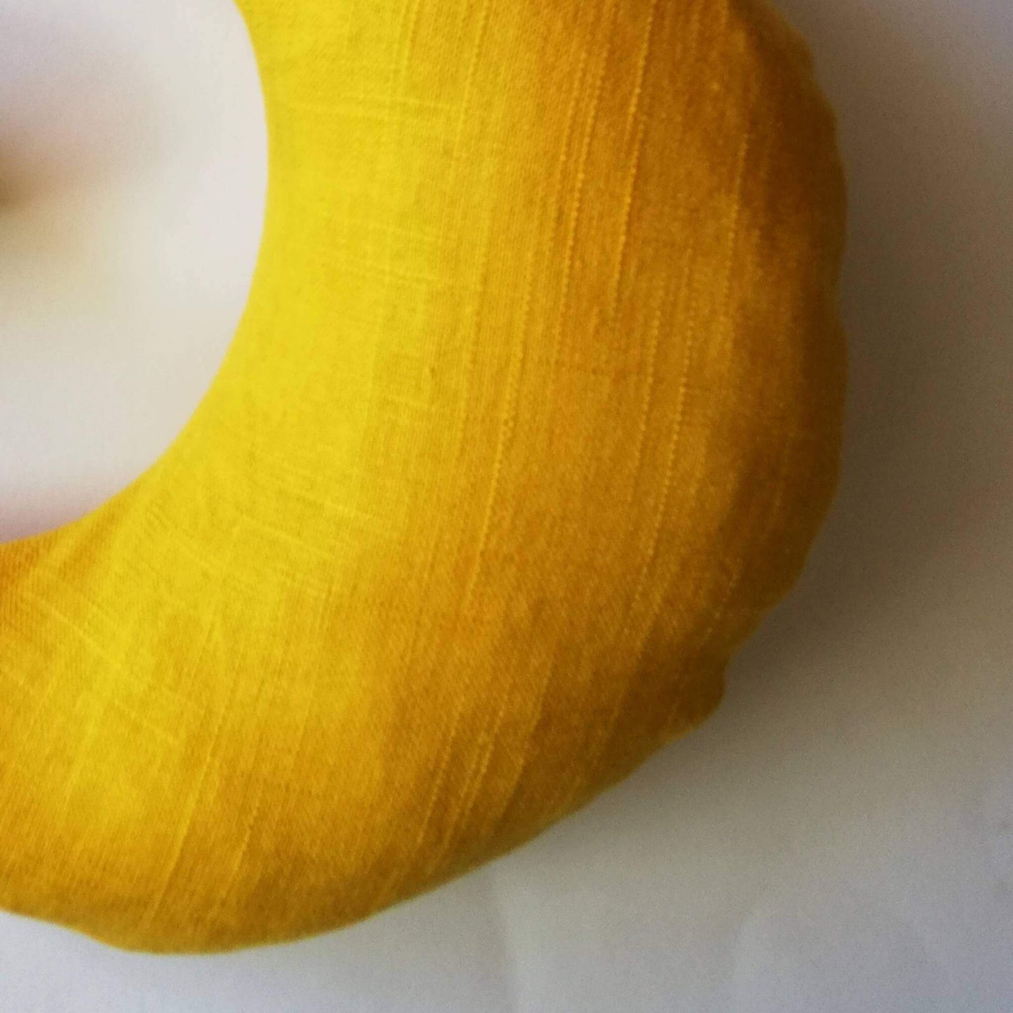 Bio Stillkissen Bananenform Zirbenfüllung Leinenbezug